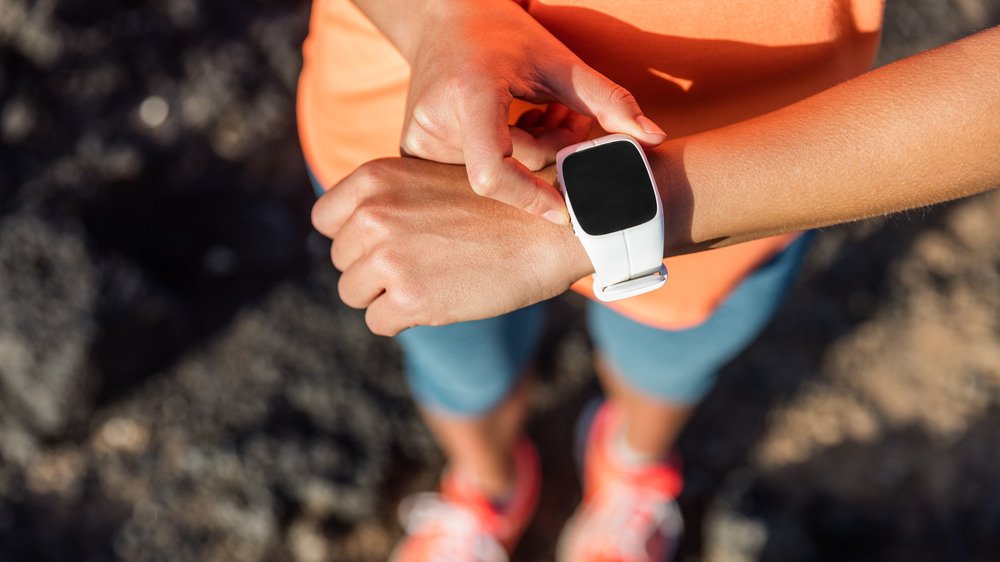 Un coureur vérifie sa fréquence cardiaque sur sa montre