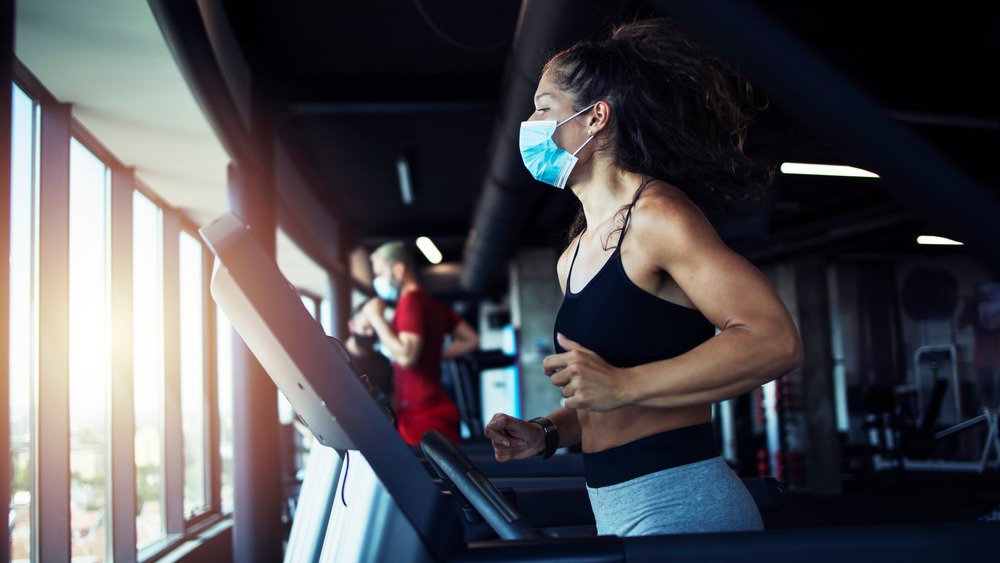 Femme faisant de l'exercice avec un masque