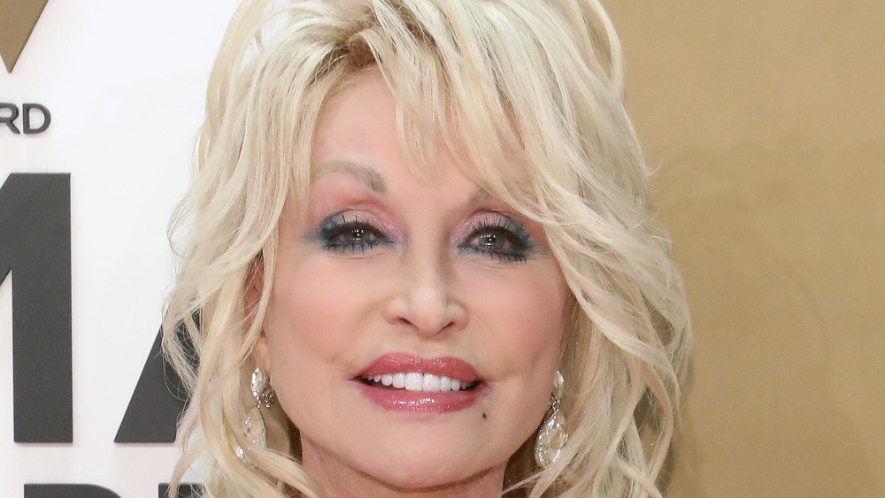 Dolly Parton souriante