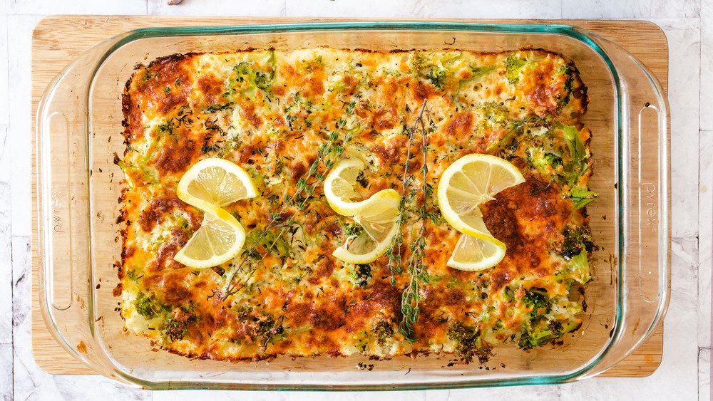 Casserole de riz au brocoli avec des tranches de citron et du thym sur le dessus