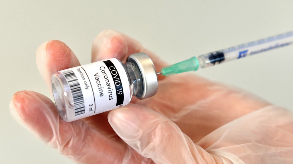 seringue et flacon de vaccin contre le covid-19