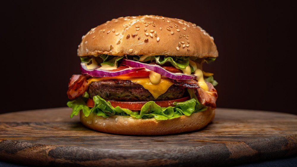 Un hamburger sur une table en bois