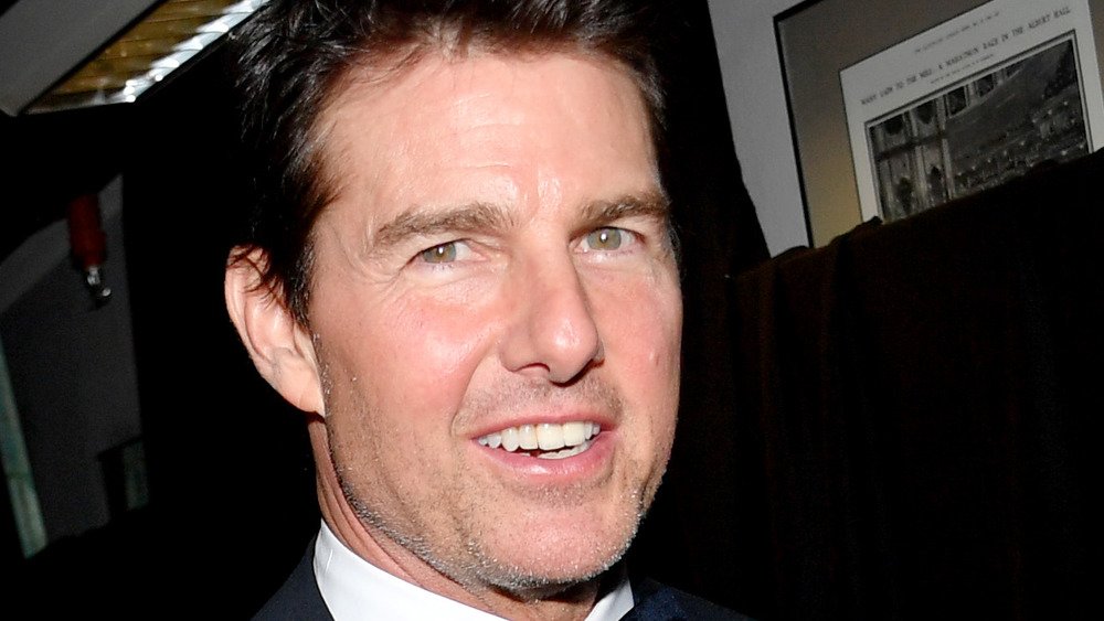 L'acteur Tom Cruise sourit à la caméra 