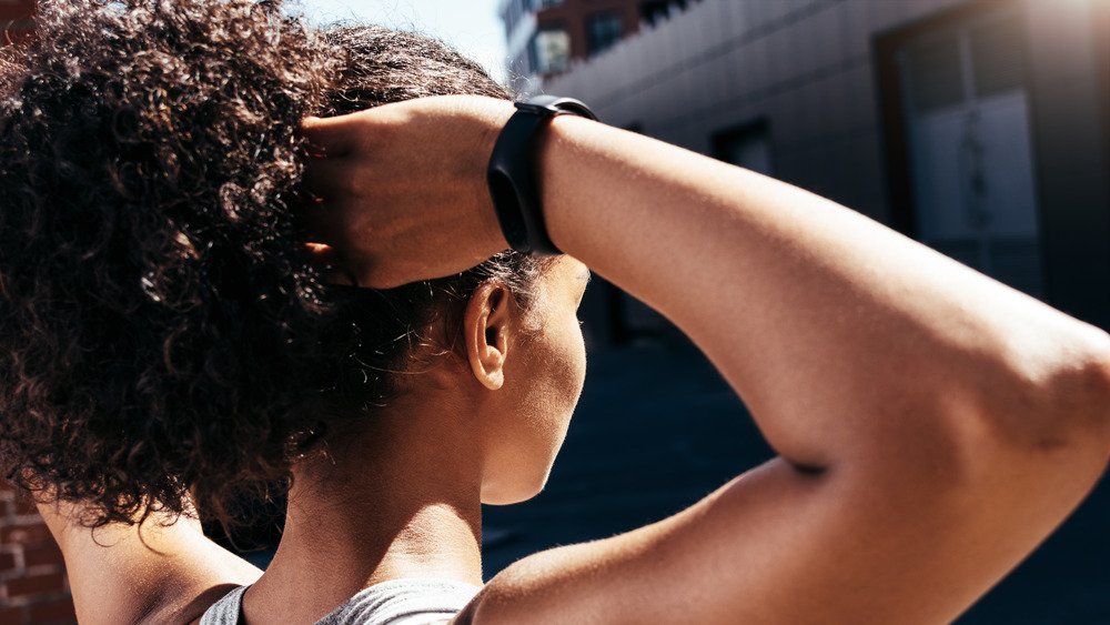 Femme avec un élastique à cheveux au poignet