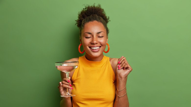 femme avec un cocktail à la main