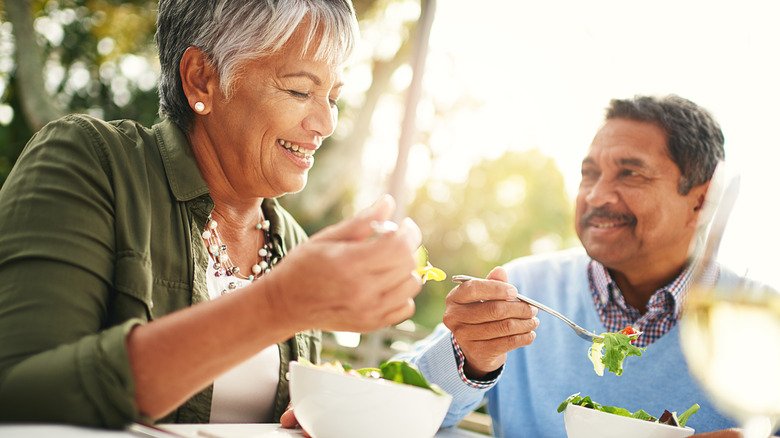 couple de personnes âgées savourant une salade