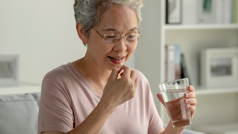 femme âgée prenant des médicaments