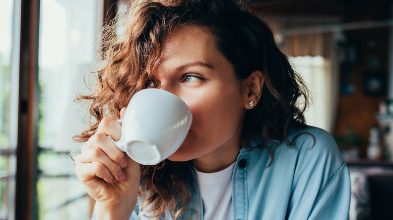 femme buvant du café au café