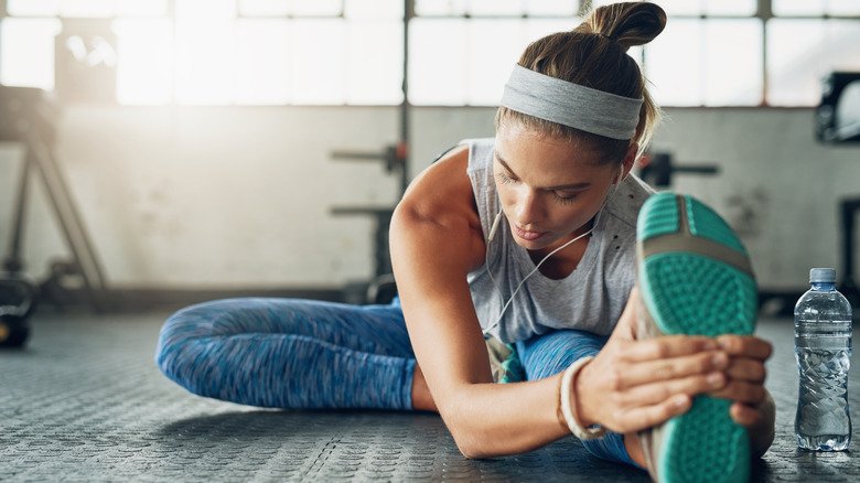 Femme s'étirant après l'entraînement