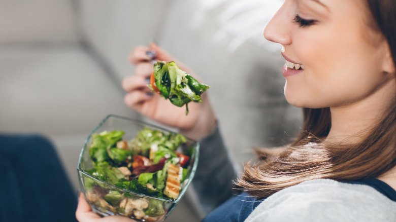 Femme mangeant une salade