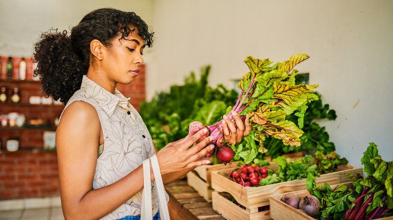 Femme achetant des légumes frais