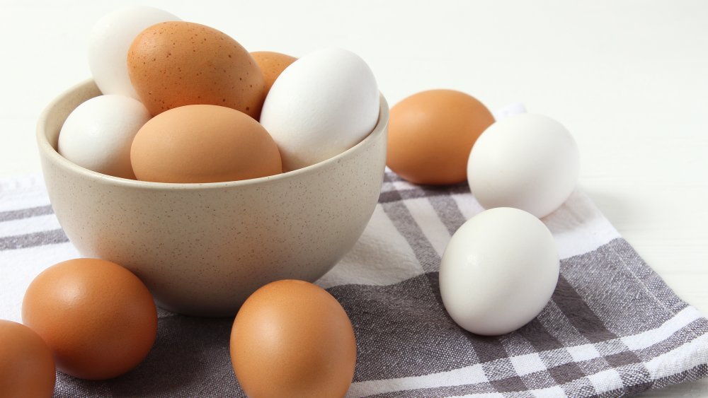 Des œufs de poule sur la table. Produits de la ferme, œufs naturels. Régime à base d'œufs