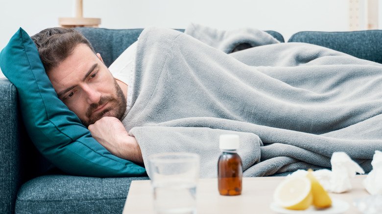 homme malade sur le canapé