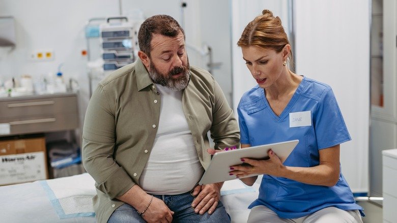 Médecin femme consultant un patient en surpoids