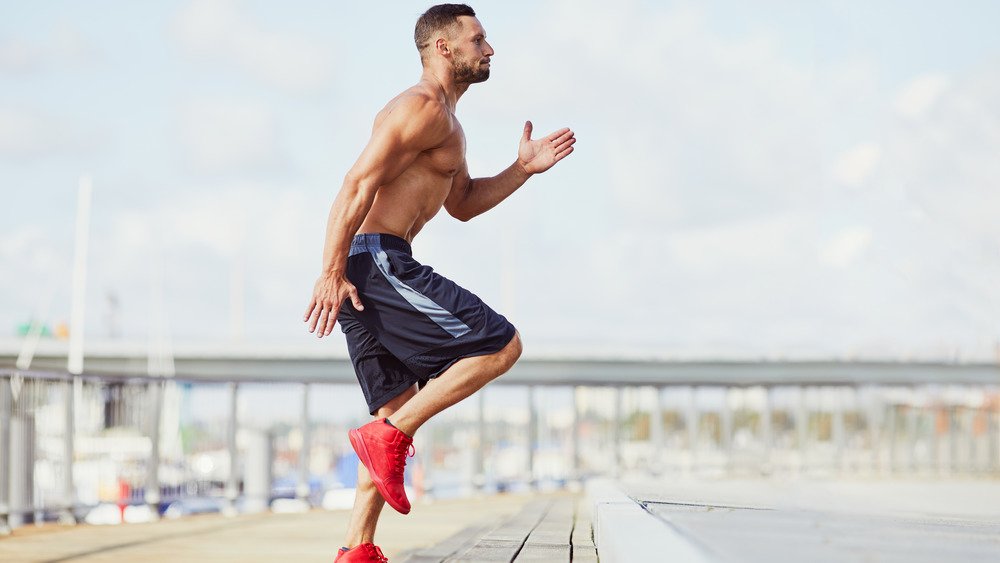 Homme effectuant un exercice HIIT