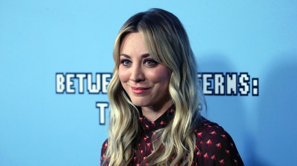 Pourquoi les gens parlent de Kaley Cuoco portant un masque pendant une séance d'entraînement