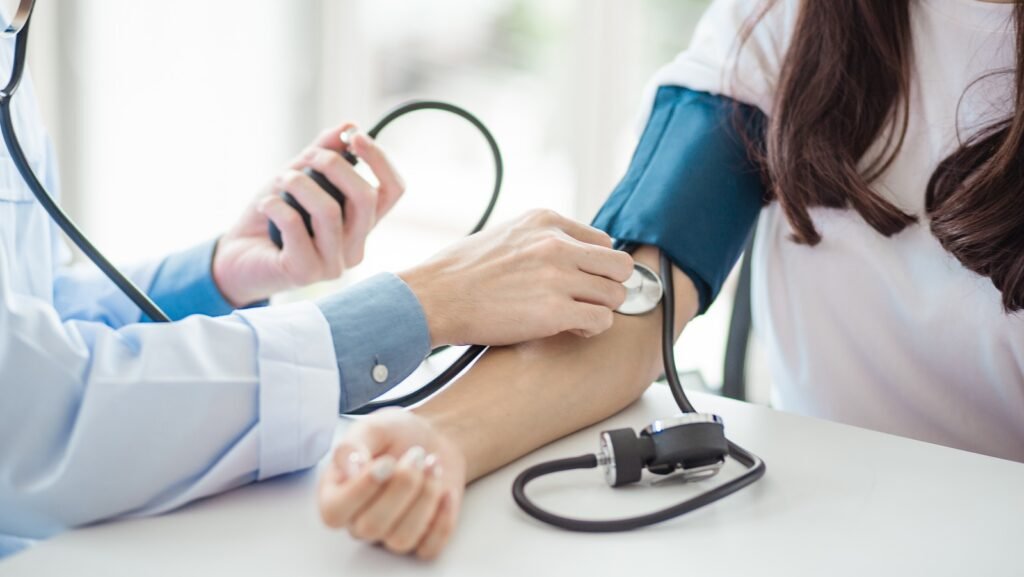 Pourquoi l’hypertension artérielle non contrôlée est particulièrement risquée en ce moment