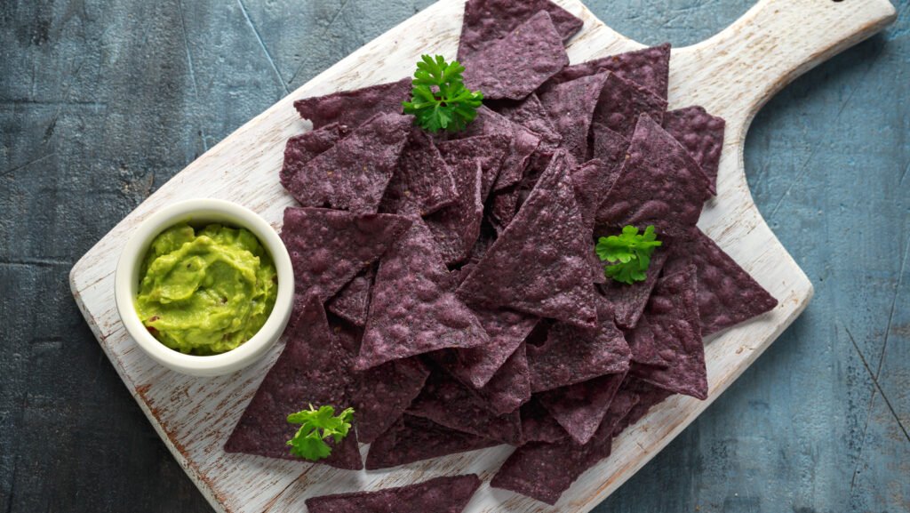 Pourquoi devriez-vous essayer de passer aux chips tortilla au maïs bleu