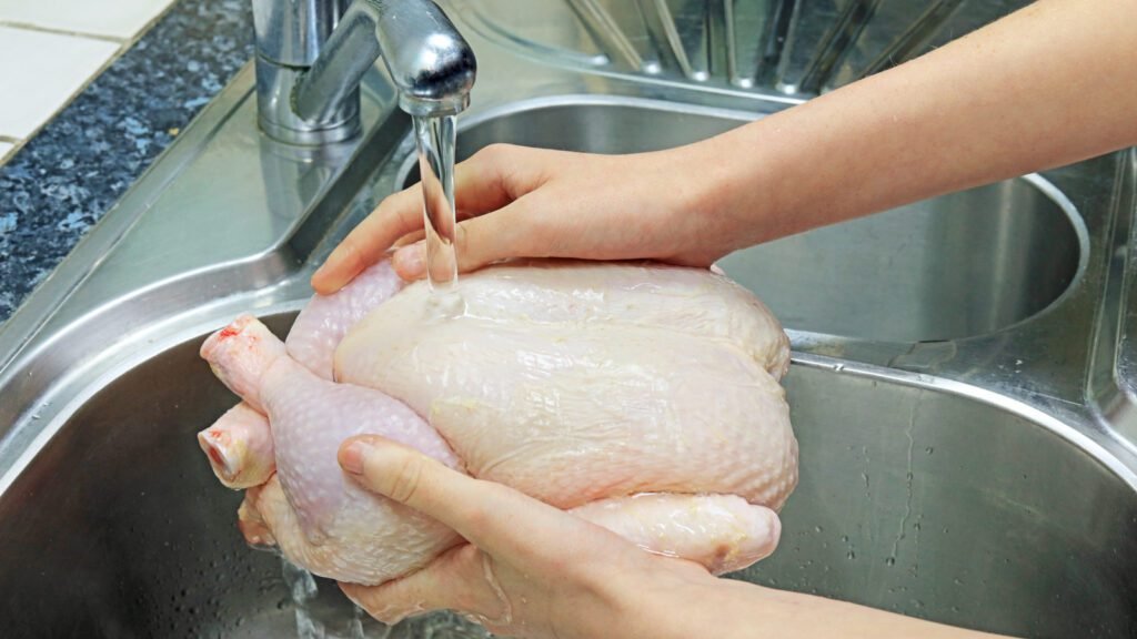 La vraie raison pour laquelle vous ne devriez jamais laver le poulet cru