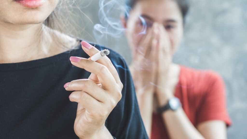 Peut-on attraper la COVID-19 par la fumée de cigarette ?