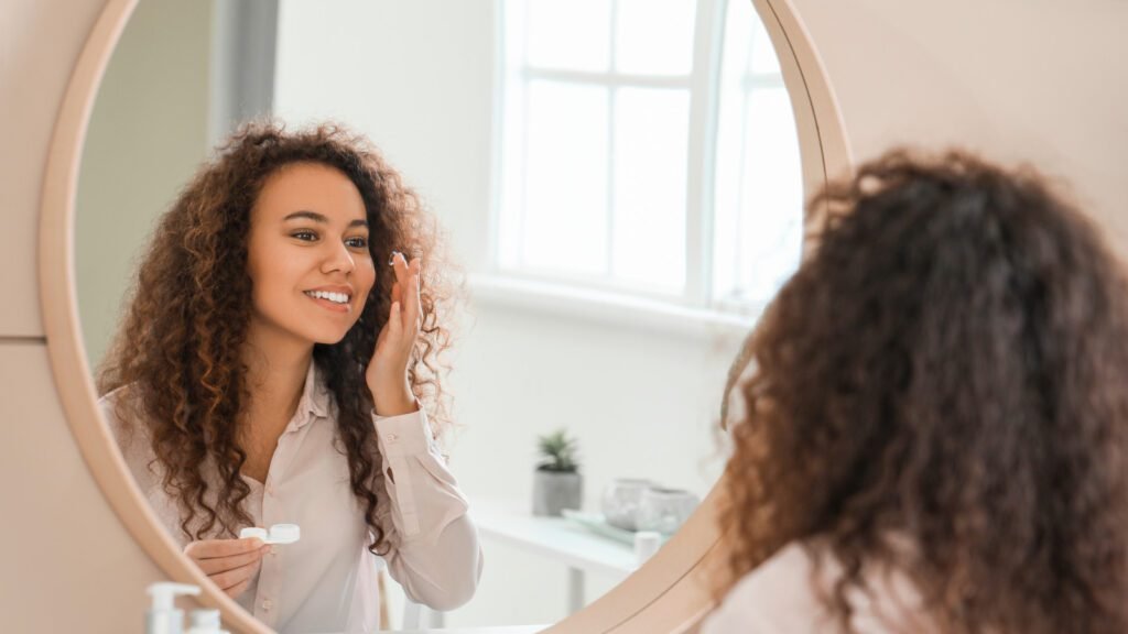 Pourquoi devriez-vous retirer vos lentilles de contact avant de prendre une douche