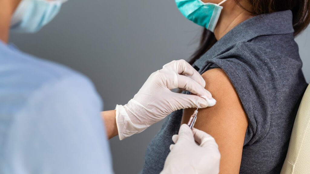 Pourquoi les effets secondaires de votre vaccin peuvent être différents si vous avez déjà eu la COVID-19