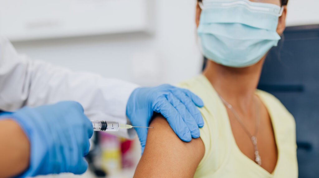 Le vaccin contre la COVID-19 a un effet secondaire surprenant pour certains patients infectés au long cours