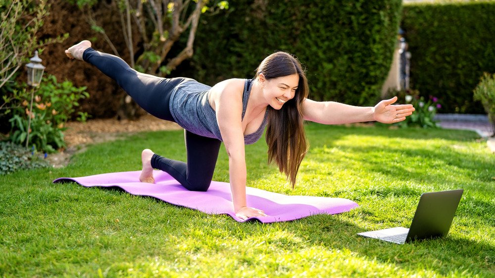 Femme faisant du yoga à l'extérieur 