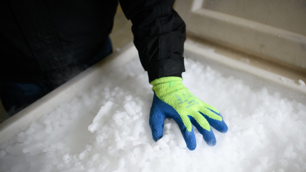 Gros plan sur des pellets de glace sèche dans une installation en Angleterre