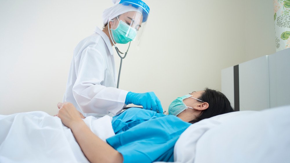 Photo d'archives d'un médecin s'occupant d'un patient atteint de la COVID