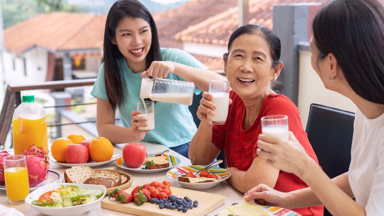 Famille souriante buvant du lait