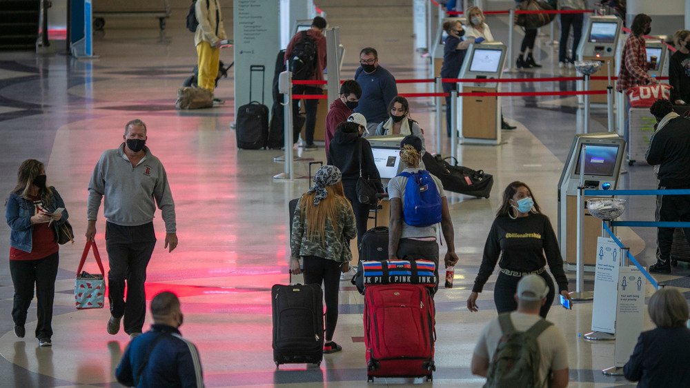 Voyageurs de l'aéroport pendant les vacances de Thanksgiving