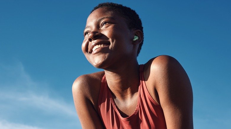 Jeune femme faisant de l'exercice à l'extérieur