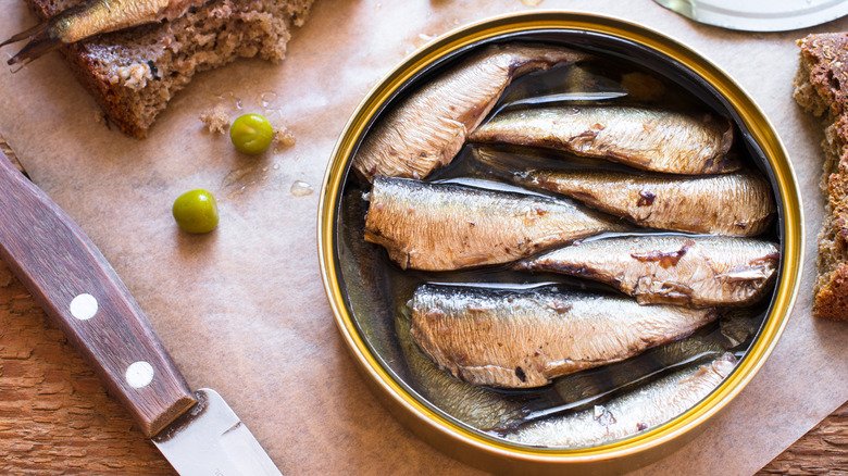 Sardines en boîte de conserve sur une table