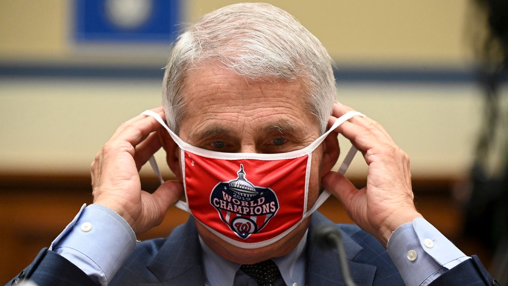 Le Dr Anthony Fauci porte un masque facial des Nationals de Washington