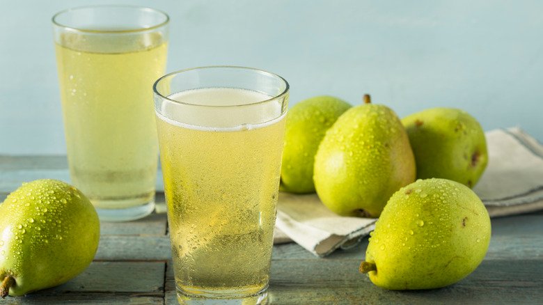 jus de poire dans un verre avec des poires