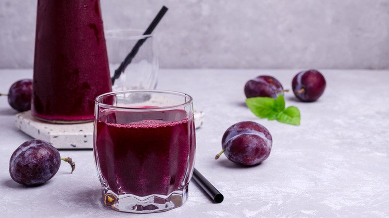 jus de pruneaux dans un verre