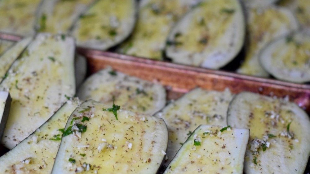 tranches d'aubergine badigeonnées d'huile aux herbes