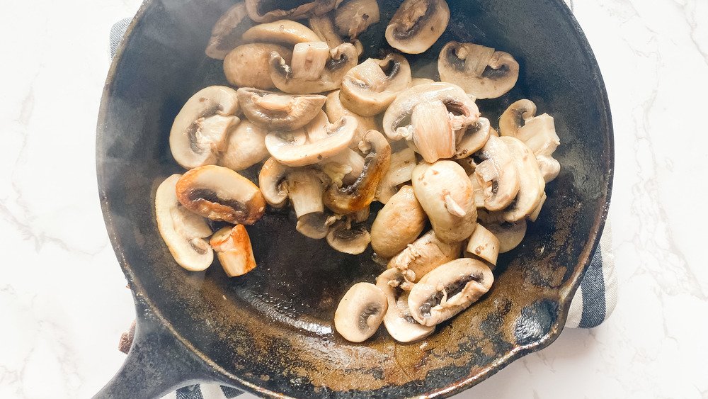 Des champignons à cuire pour une pizza saine pour le cœur