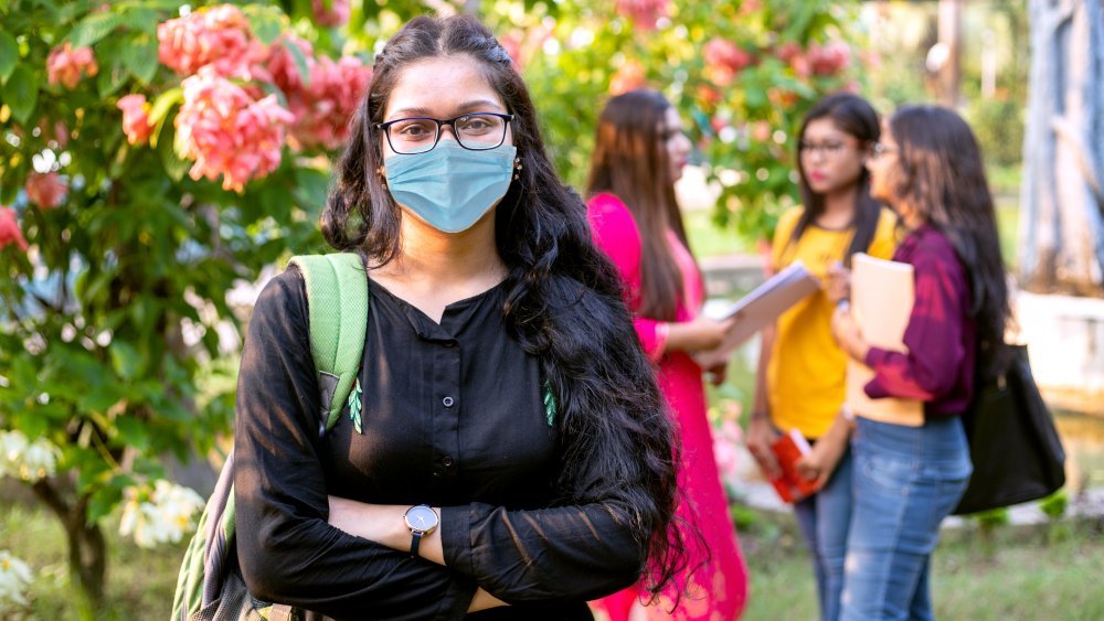 Étudiant avec un masque facial