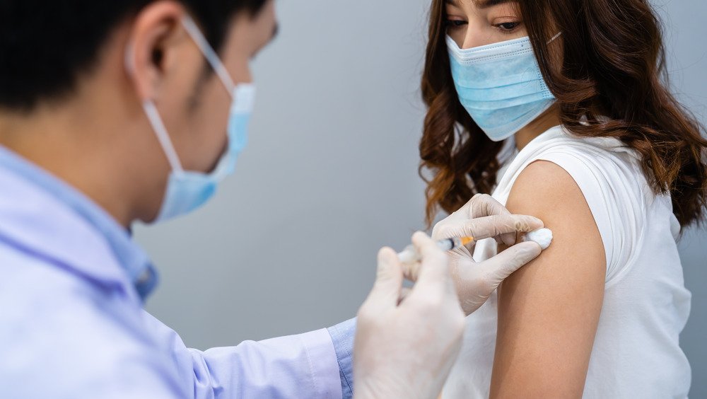 Une femme recevant un vaccin