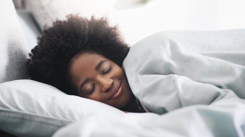 femme qui dort béatement