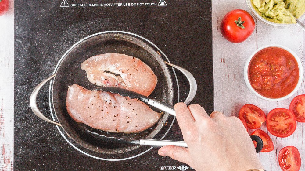 faire sauter du poulet dans une poêle pour les hamburgers au poulet emballés dans du keto chez Costco