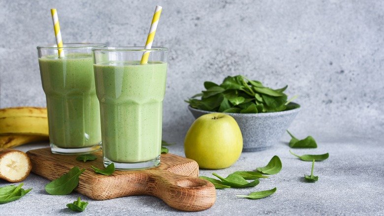 smoothies verts aux pommes, bananes, épinards