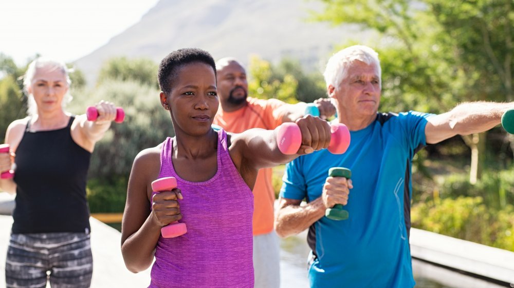 Des seniors font de l'exercice ensemble