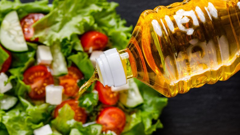 Verser l'huile de tournesol dans un bol avec de la salade