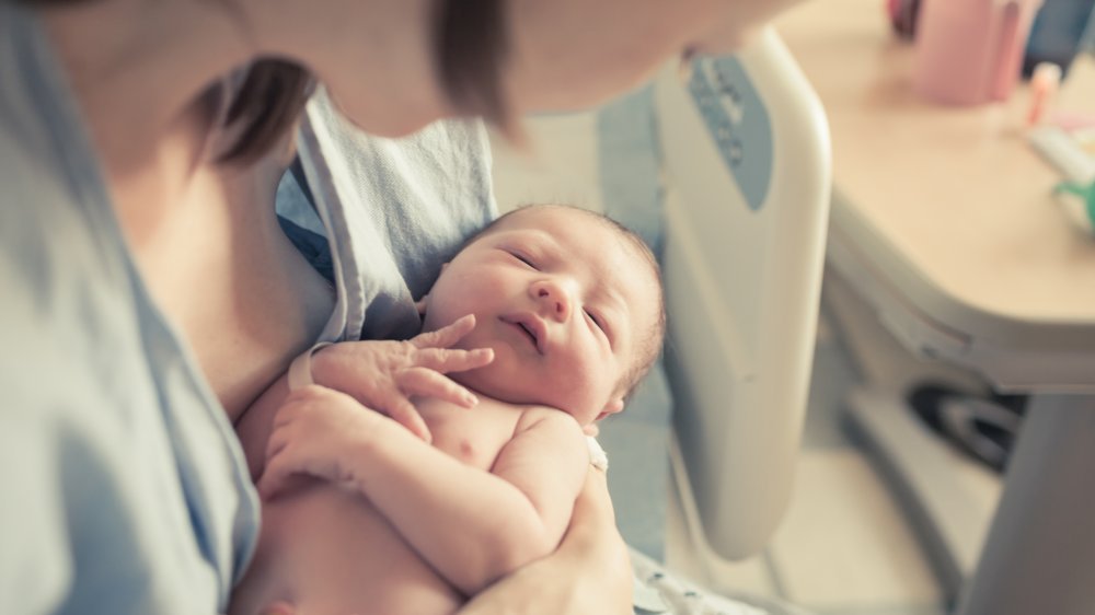 Maman tient un nouveau-né dans ses bras