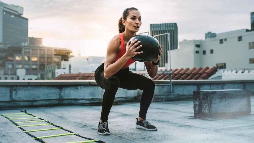 femme faisant des squats