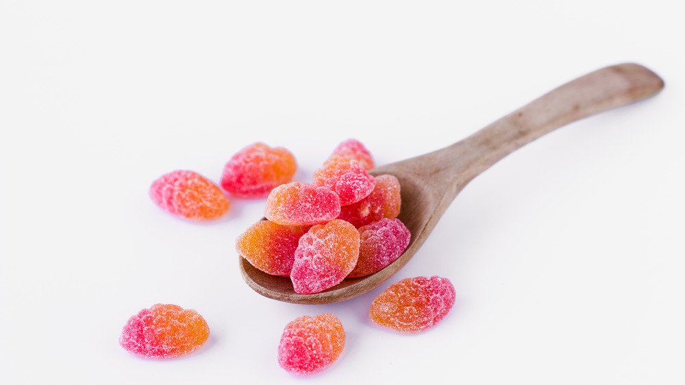 bonbons enrobés de sucre sur une cuillère