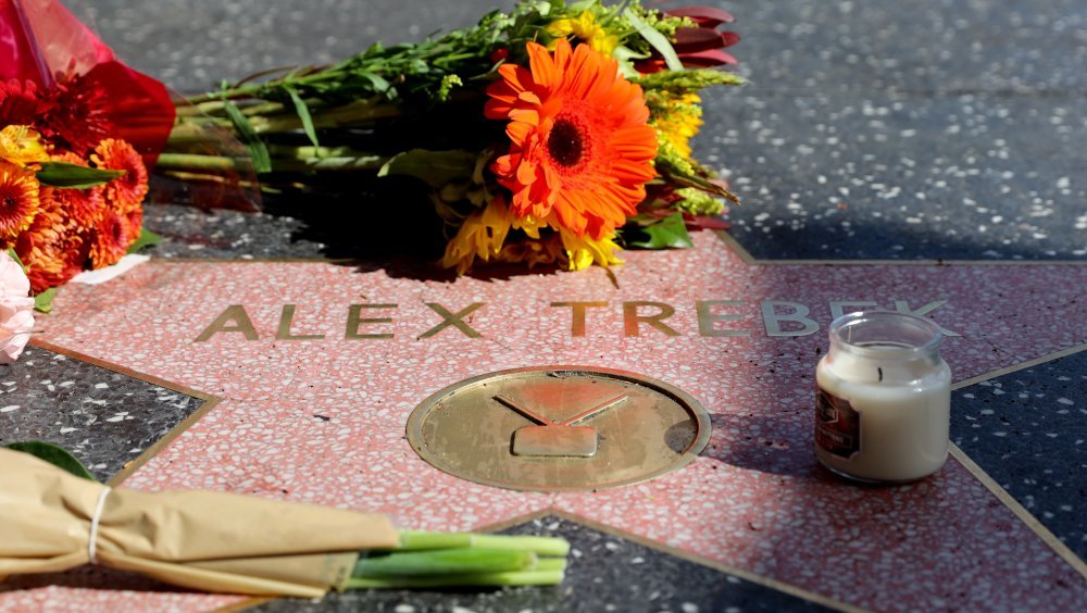 Des fleurs sur l'étoile d'Alex Trebek sur le Hollywood Walk of Fame 